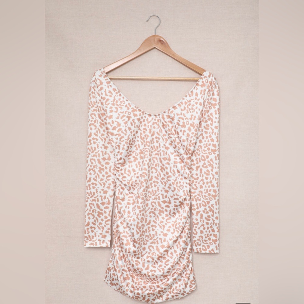 V Neck Ruched Bodycon Mini Dress - Picture 5 of 8